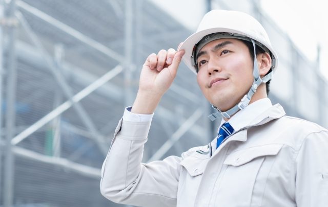建設現場で仕事をする若い男性